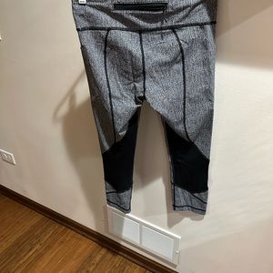 Lululemon cropped leggings, size 8 black and white